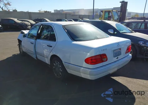 1997 Mercedes-Benz E 320 из США, поврежденный, VIN WDBJF55FXVJ026005